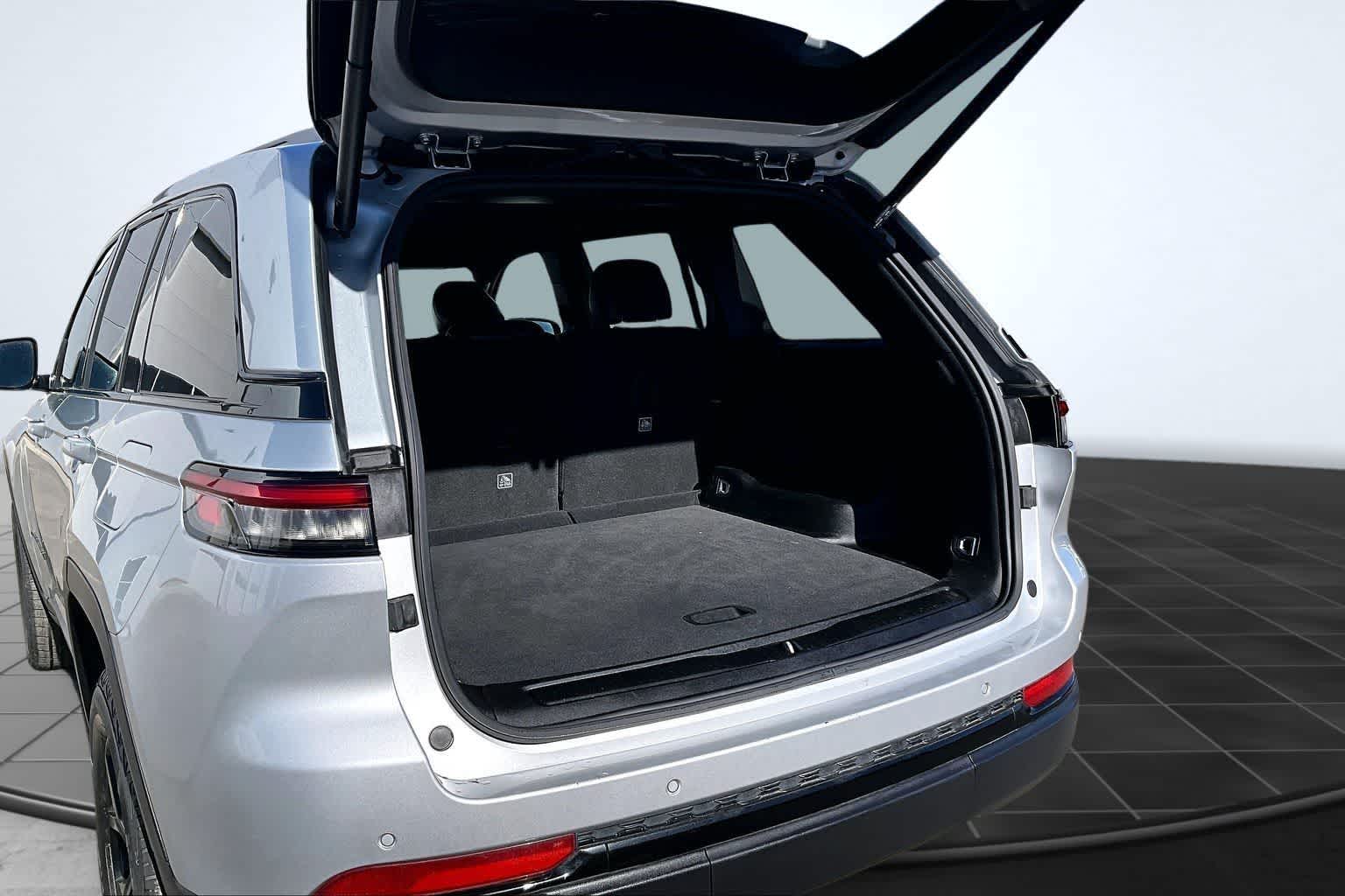 Thumbnail: 2024 Jeep Grand Cherokee - 19