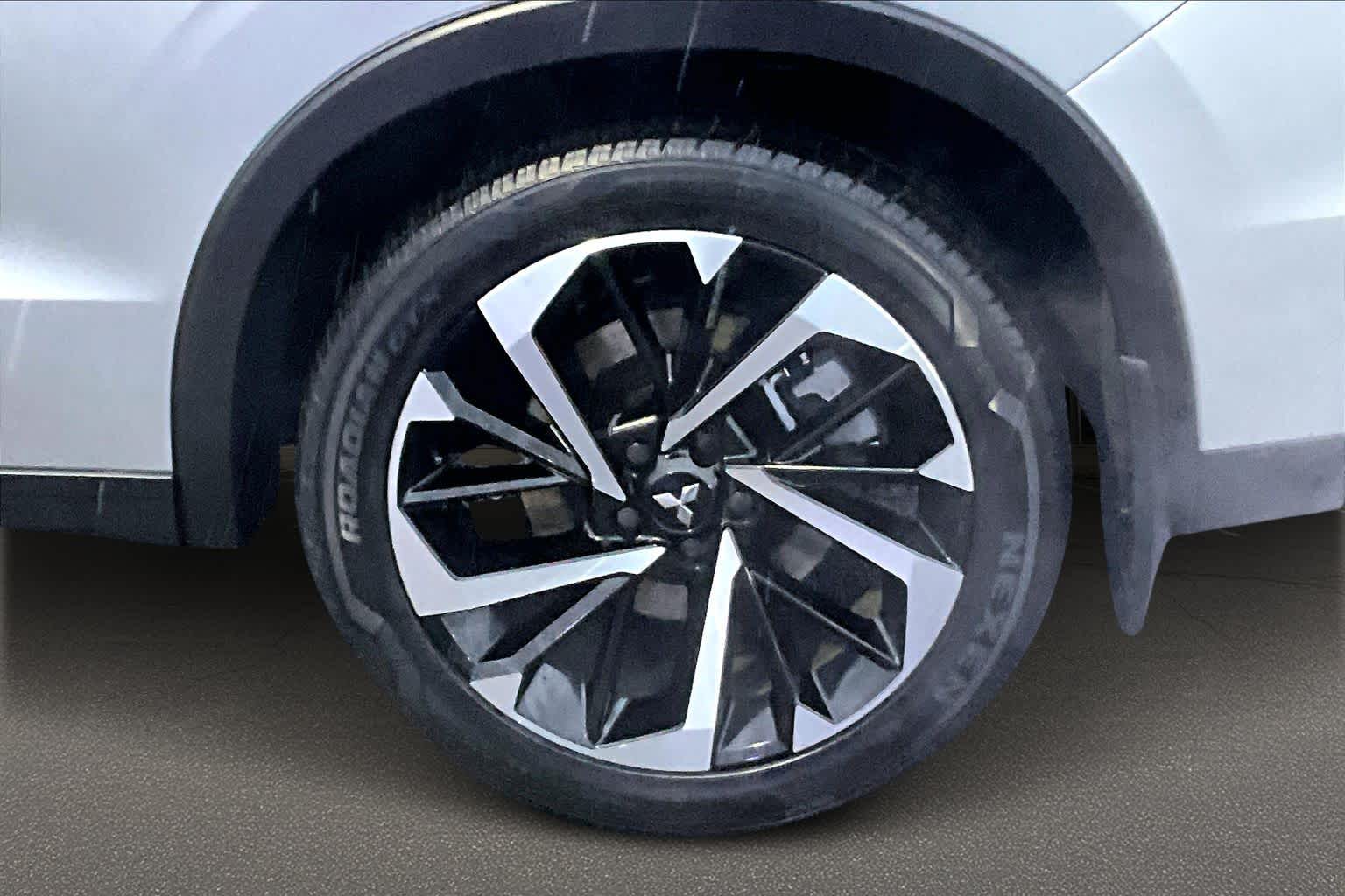 Thumbnail: 2023 Mitsubishi Outlander - 36