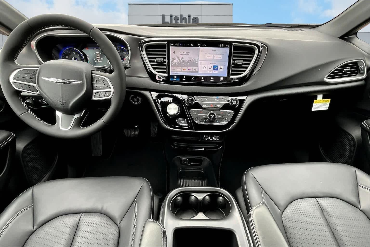 Thumbnail: 2025 Chrysler Voyager - 8