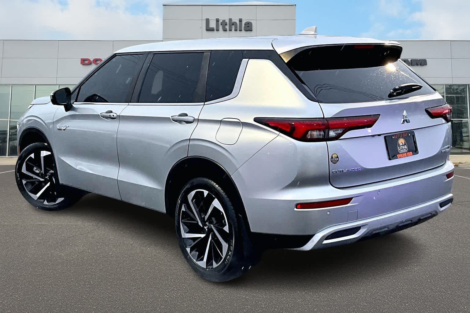 Thumbnail: 2023 Mitsubishi Outlander - 4