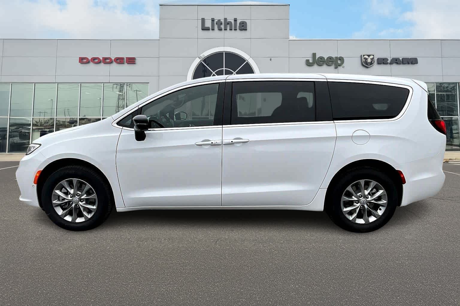 Thumbnail: 2026 Chrysler Pacifica - 4