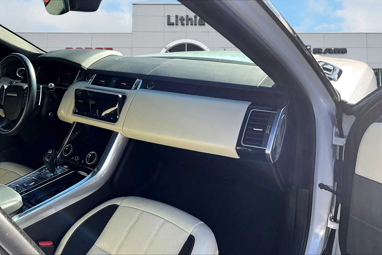 Thumbnail: 2020 Land Rover Range Rover Sport - 24