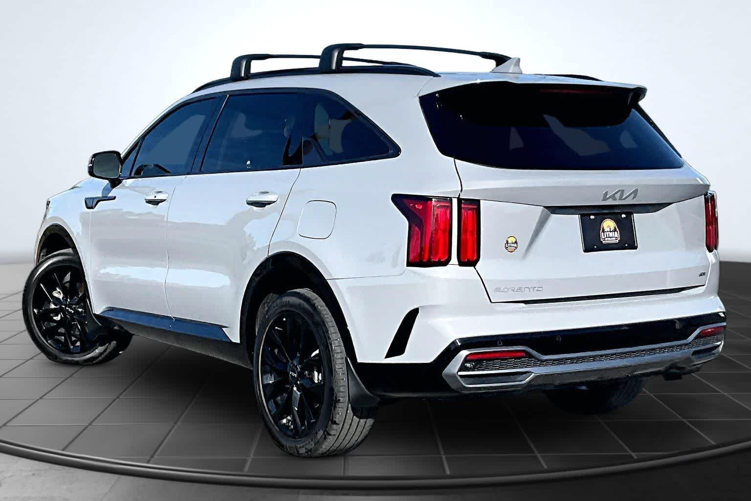 Thumbnail: 2023 Kia Sorento - 4