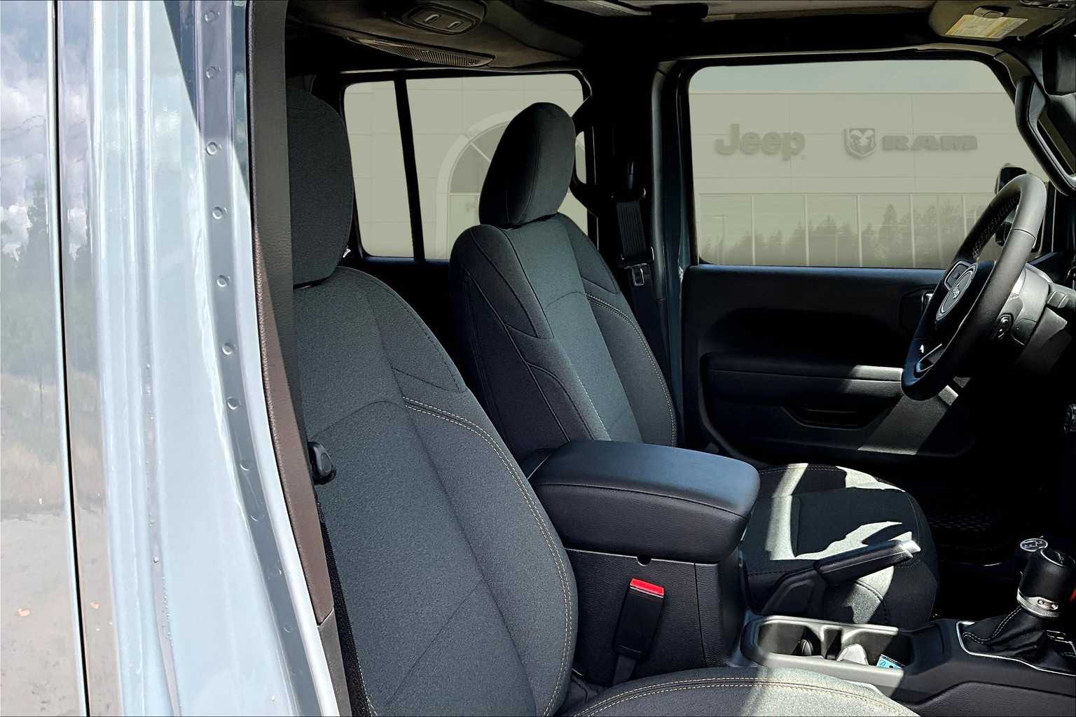 Thumbnail: 2025 Jeep Gladiator - 14