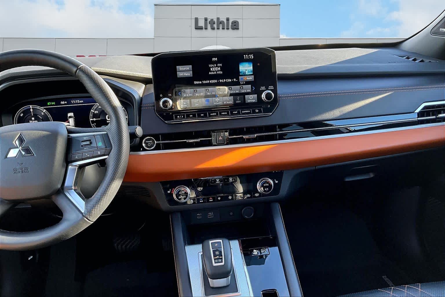 Thumbnail: 2023 Mitsubishi Outlander - 16