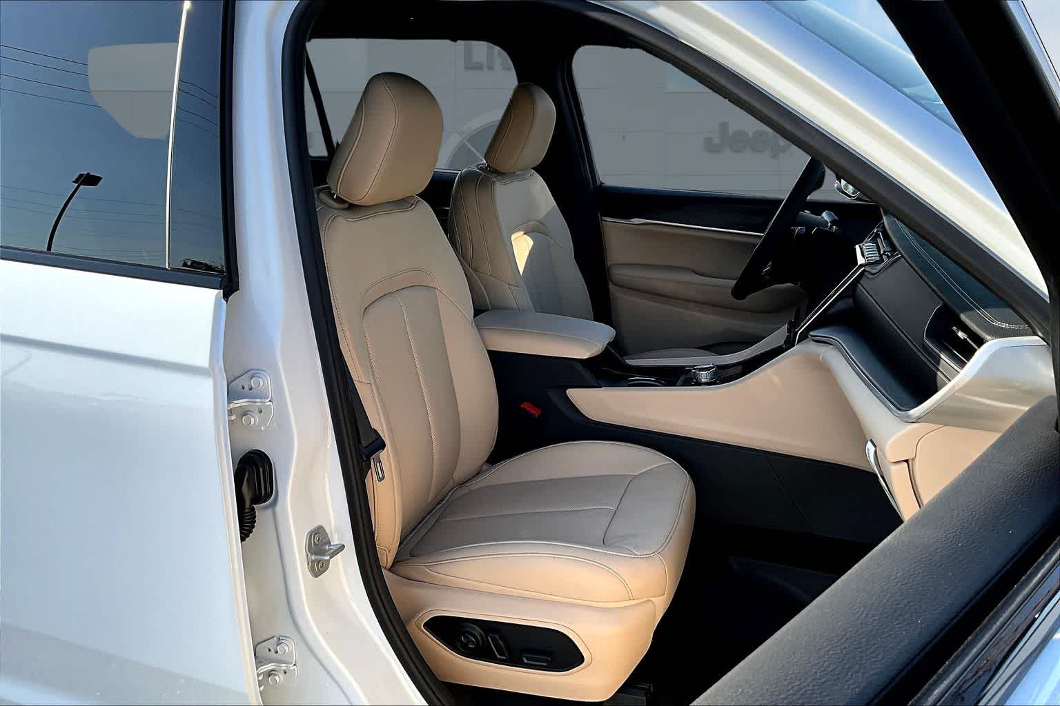 Thumbnail: 2025 Jeep Grand Cherokee L - 14