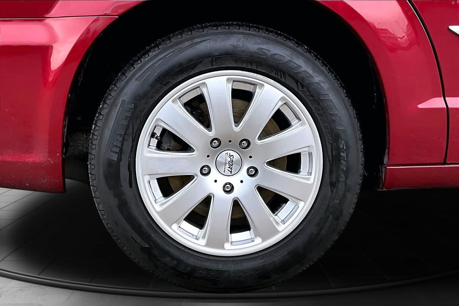 Thumbnail: 2012 Chrysler Town & Country - 35