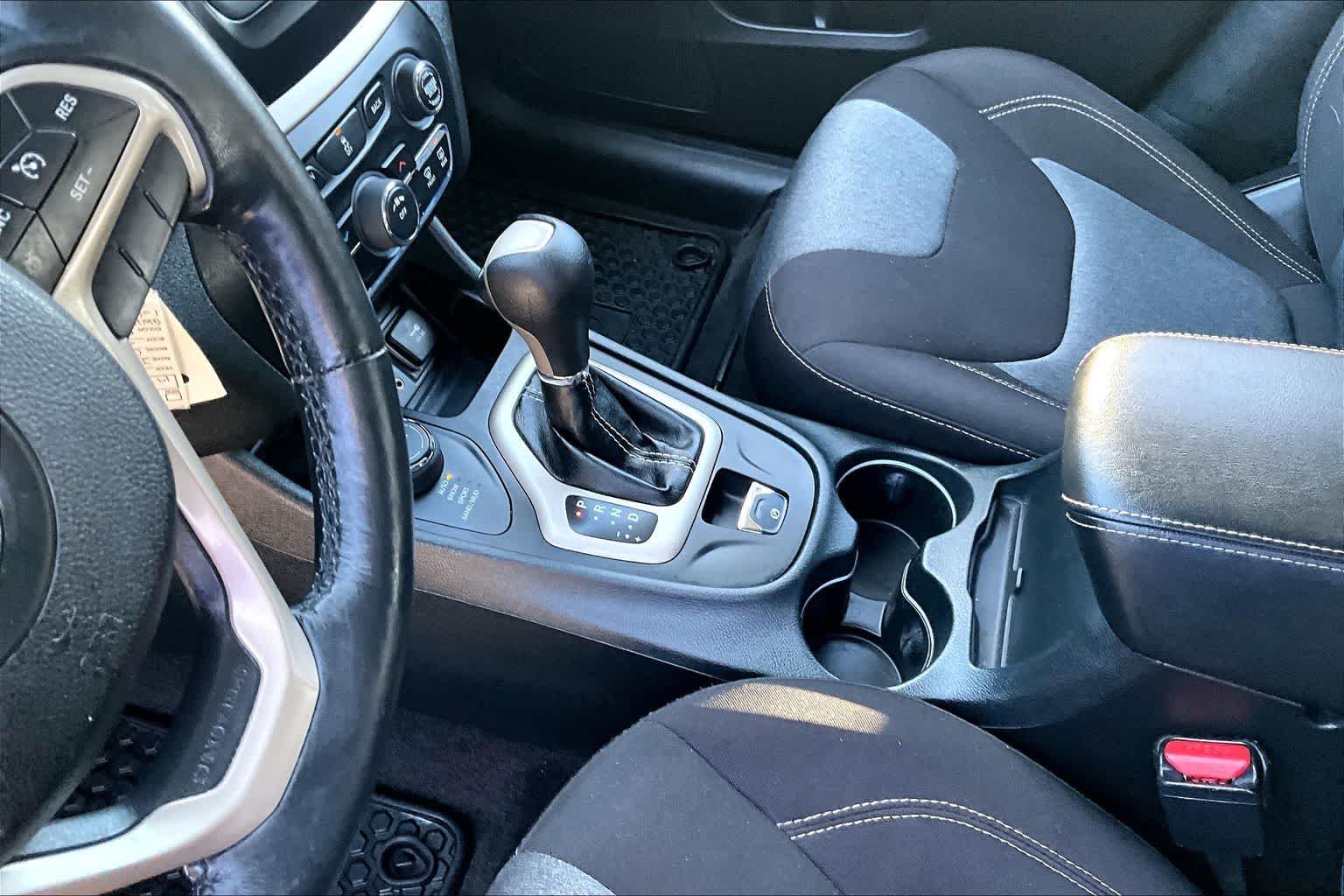 Thumbnail: 2016 Jeep Cherokee - 17