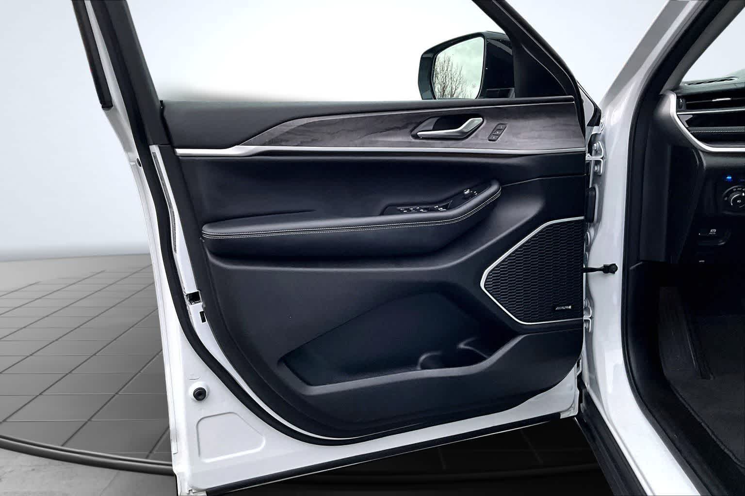 Thumbnail: 2022 Jeep Grand Cherokee - 28