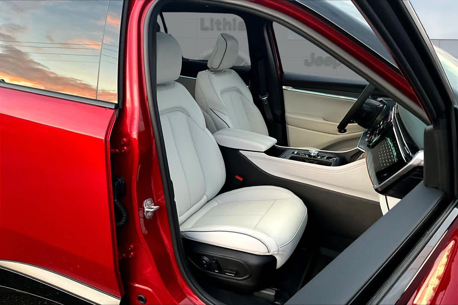 Thumbnail: 2025 Jeep Wagoneer S - 14