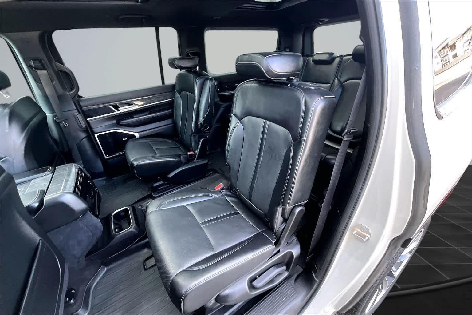 Thumbnail: 2022 Jeep Wagoneer - 12
