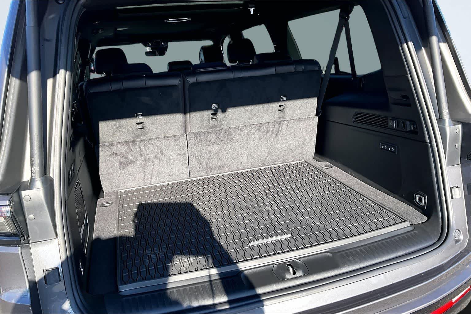 Thumbnail: 2026 Jeep Grand Wagoneer L - 19