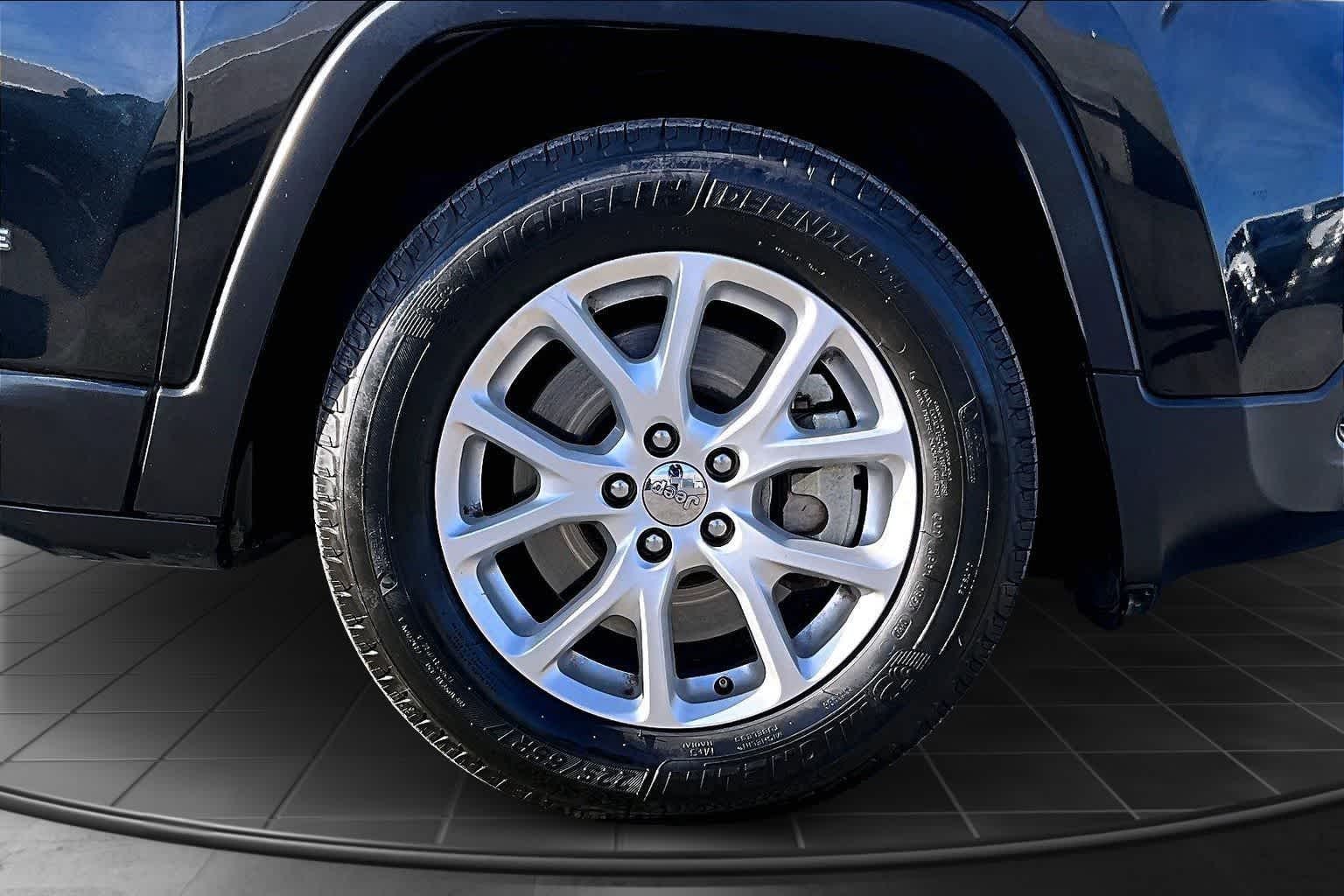 Thumbnail: 2016 Jeep Cherokee - 34