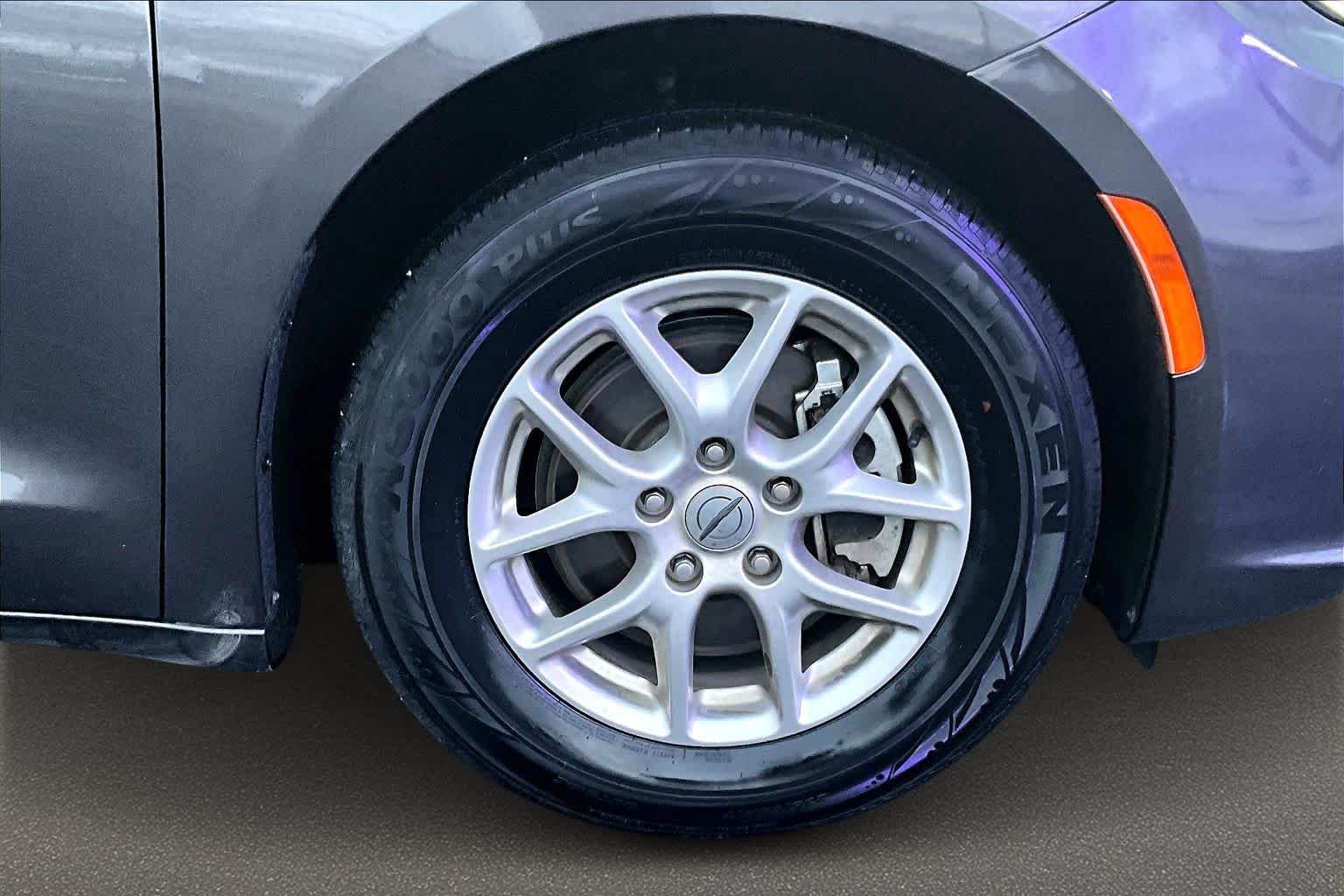 Thumbnail: 2022 Chrysler Pacifica - 34