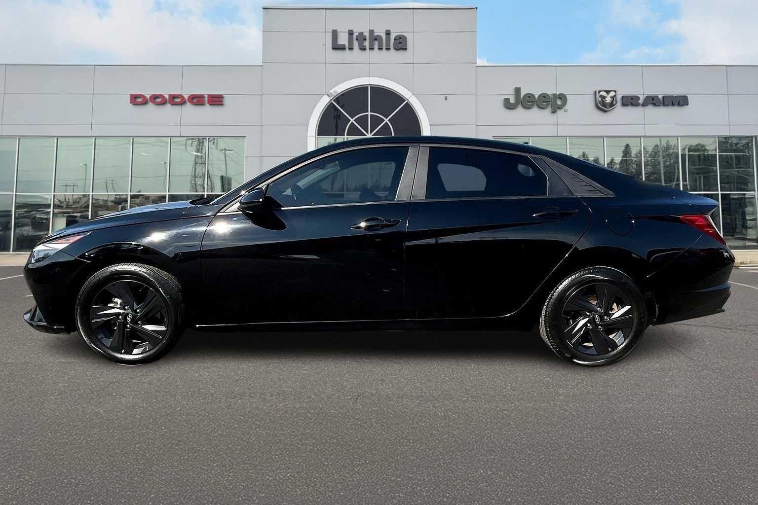 2022 Hyundai Elantra SEL Convenience photo 3