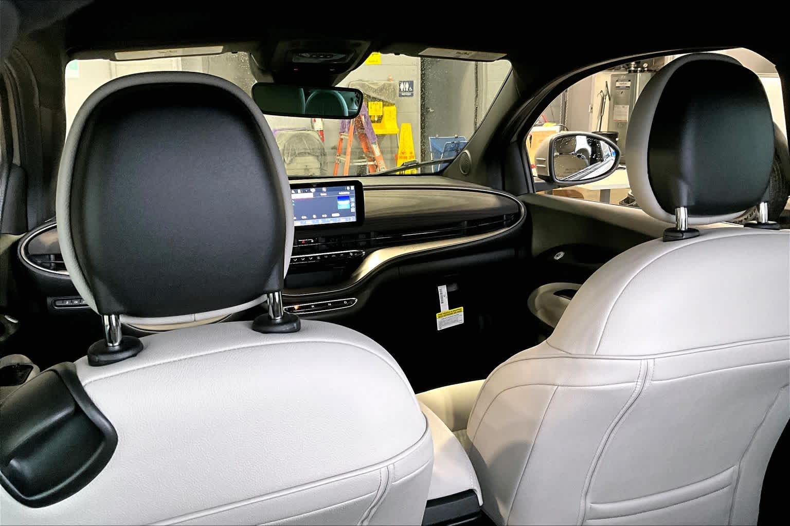 Thumbnail: 2025 Fiat 500e - 12