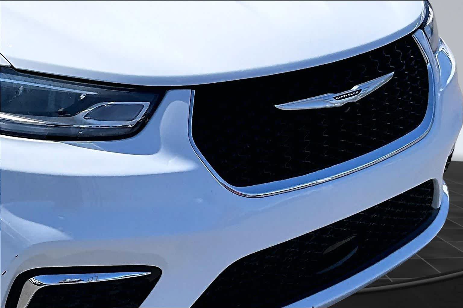 Thumbnail: 2023 Chrysler Pacifica - 32
