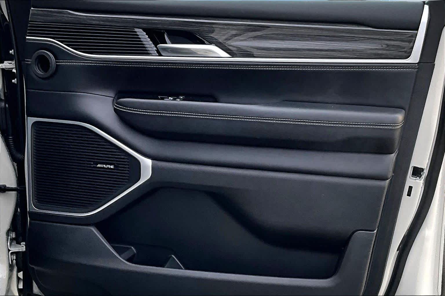 Thumbnail: 2022 Jeep Wagoneer - 29