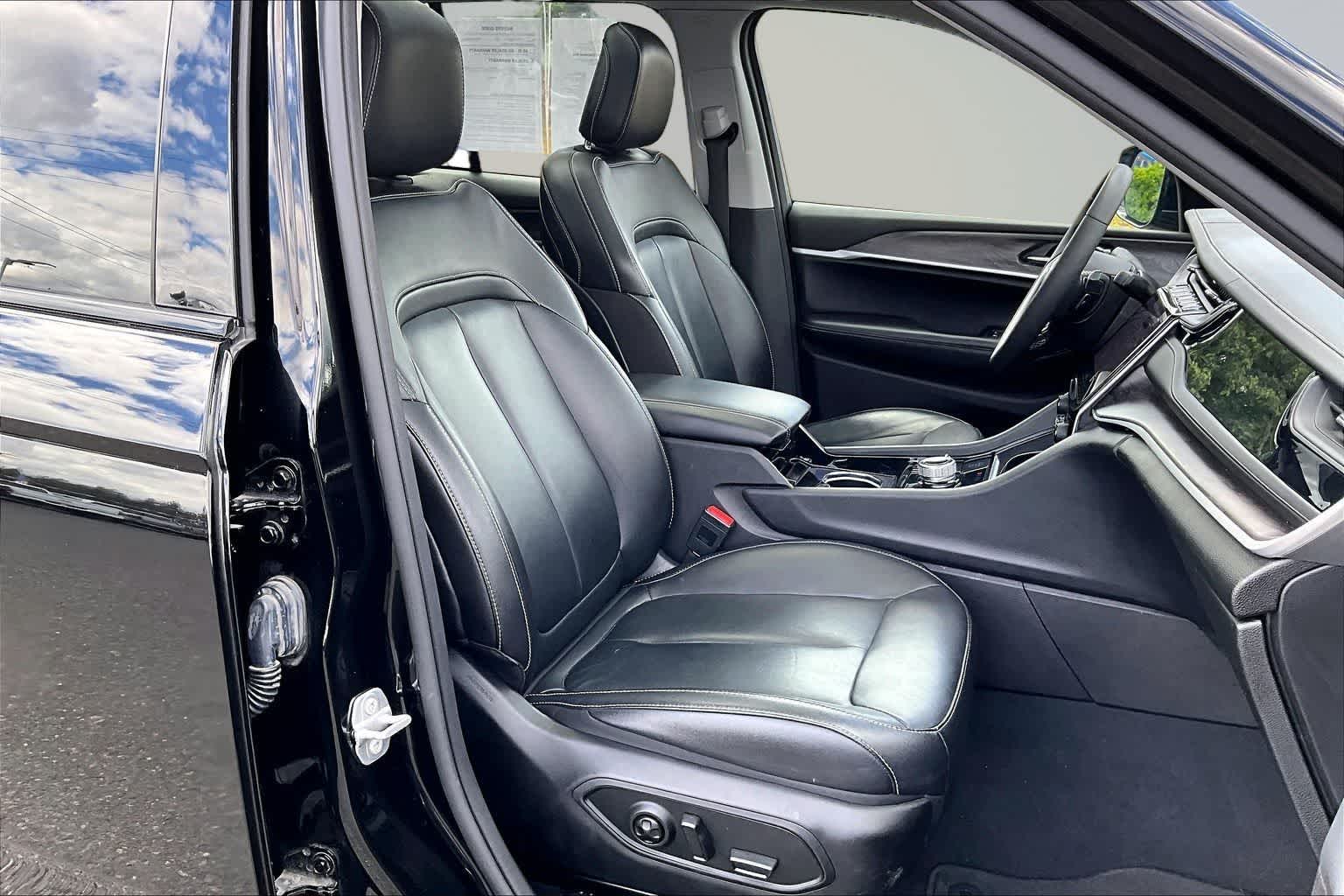 Thumbnail: 2022 Jeep Grand Cherokee - 14