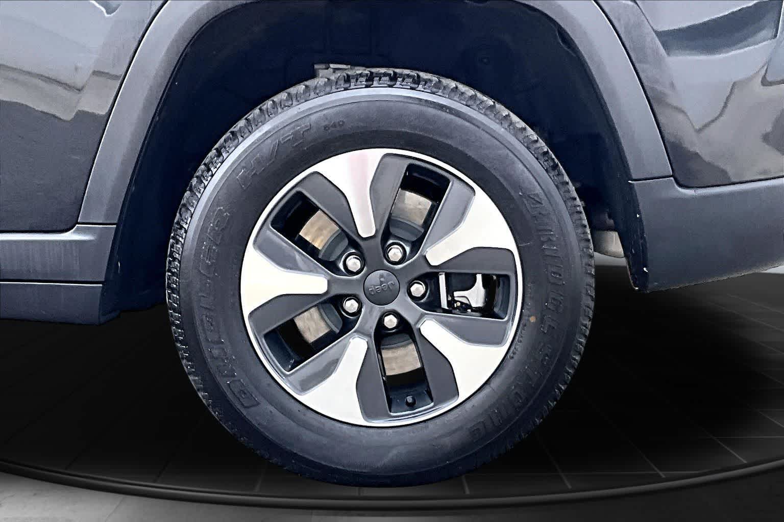 Thumbnail: 2022 Jeep Grand Cherokee - 35