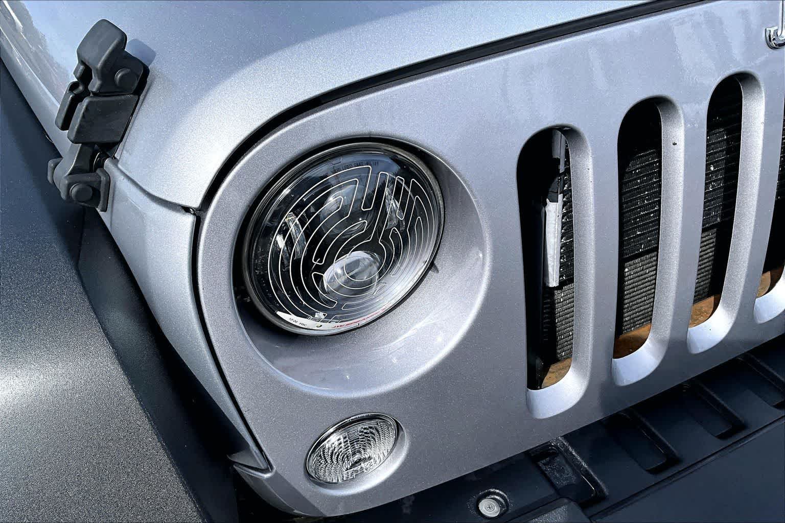 Thumbnail: 2017 Jeep Wrangler - 31