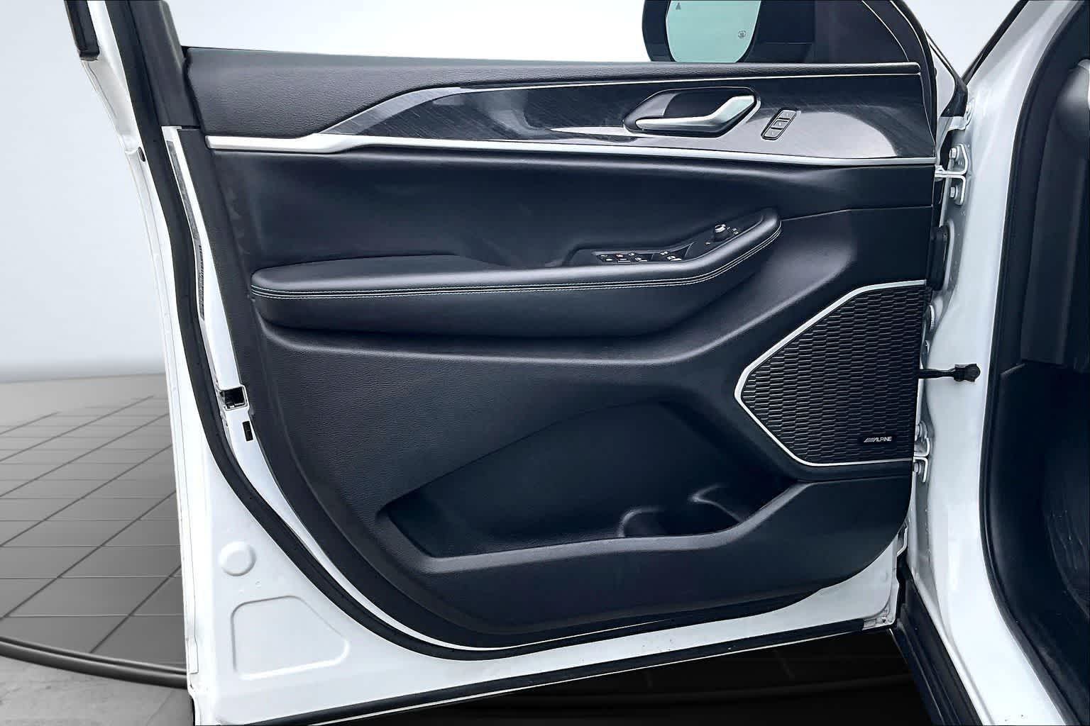 Thumbnail: 2023 Jeep Grand Cherokee - 28