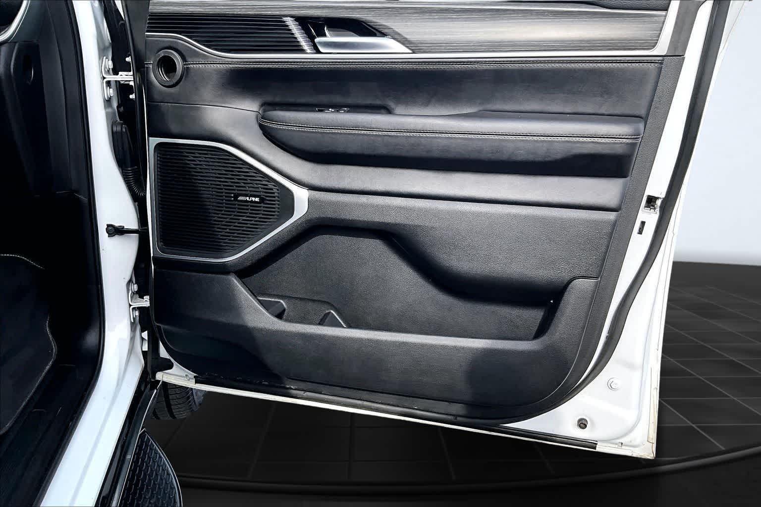 Thumbnail: 2023 Jeep Wagoneer - 29