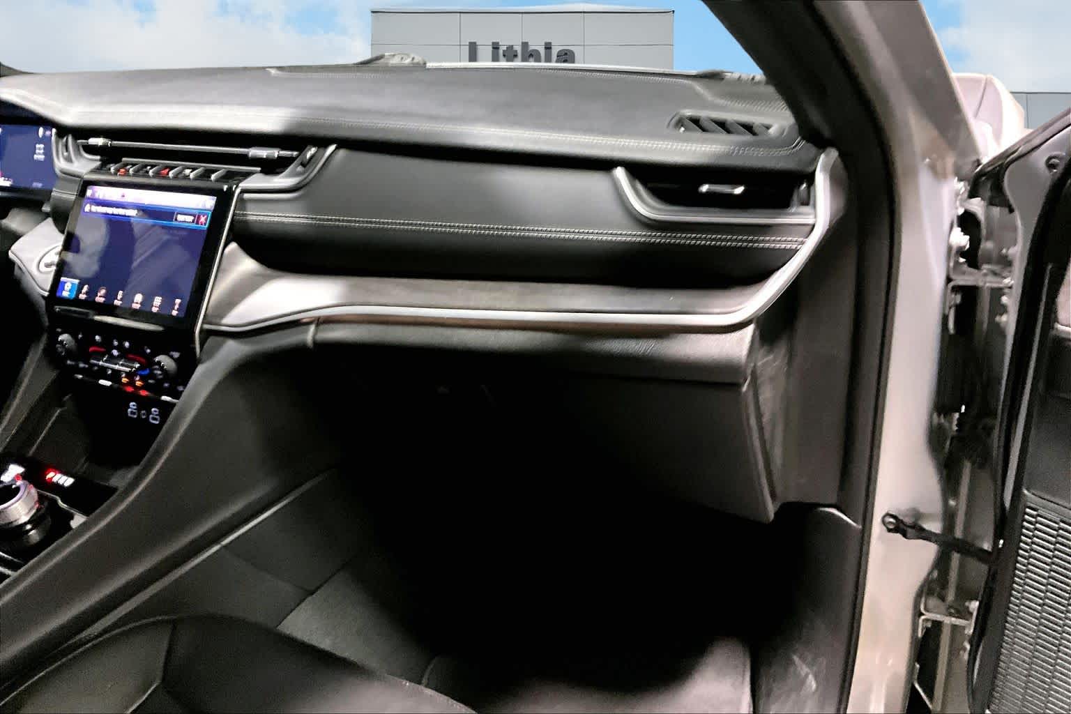 Thumbnail: 2024 Jeep Grand Cherokee L - 24