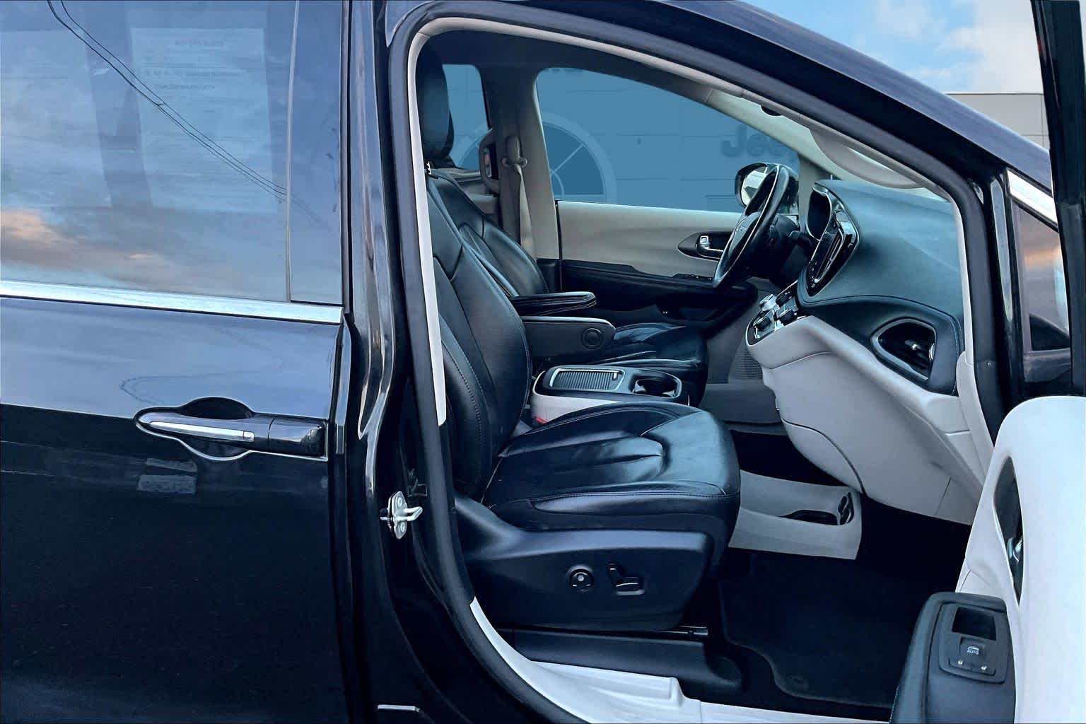 Thumbnail: 2021 Chrysler Pacifica - 14