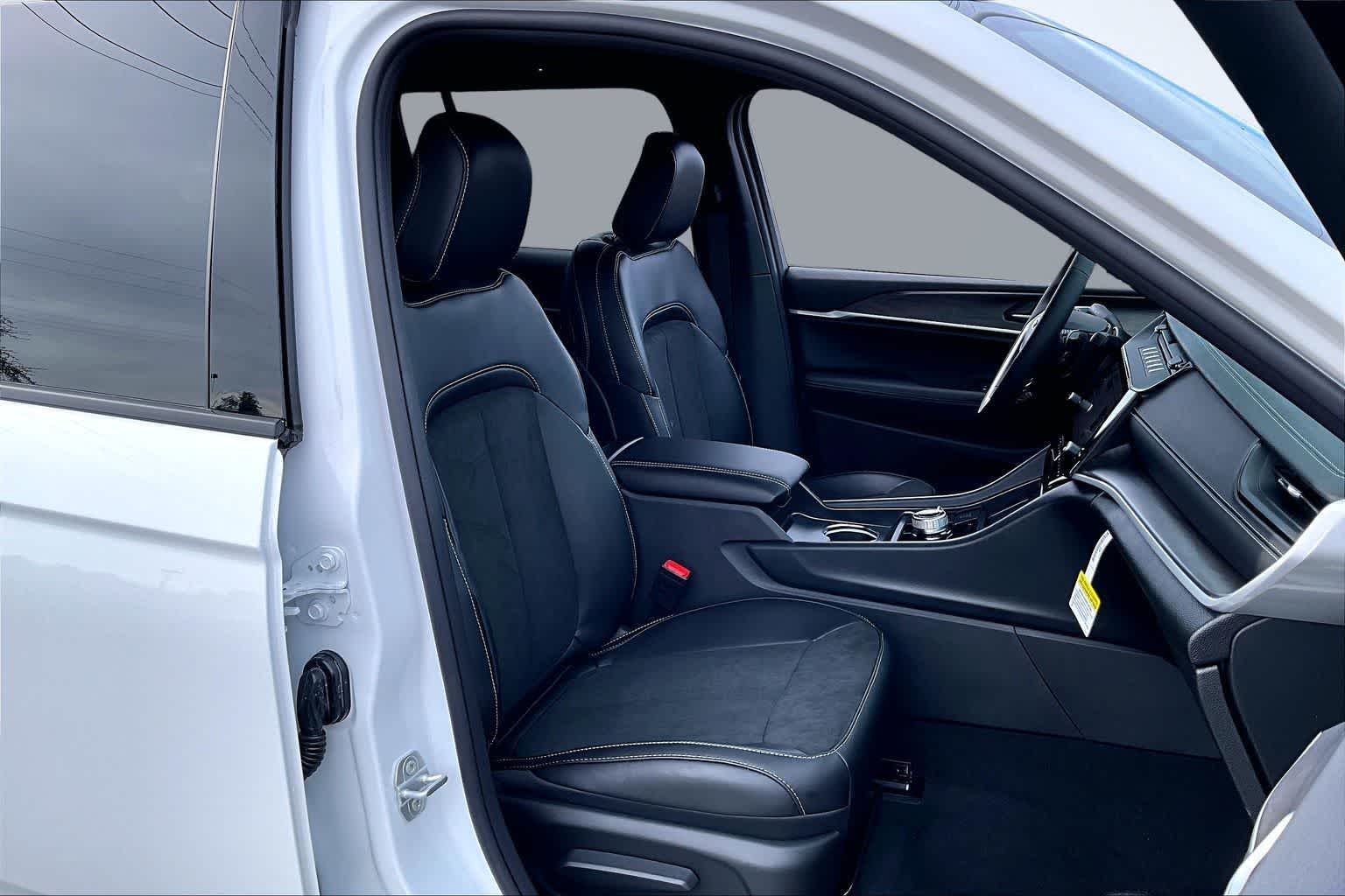 Thumbnail: 2026 Jeep Grand Cherokee - 14