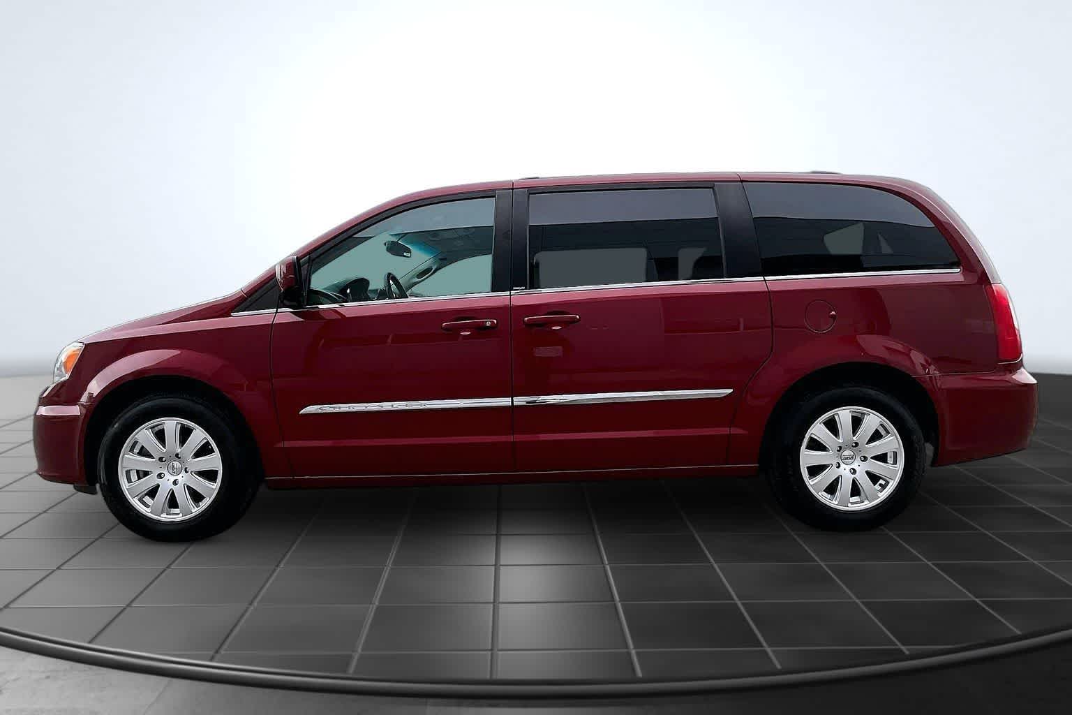 Thumbnail: 2012 Chrysler Town & Country - 3