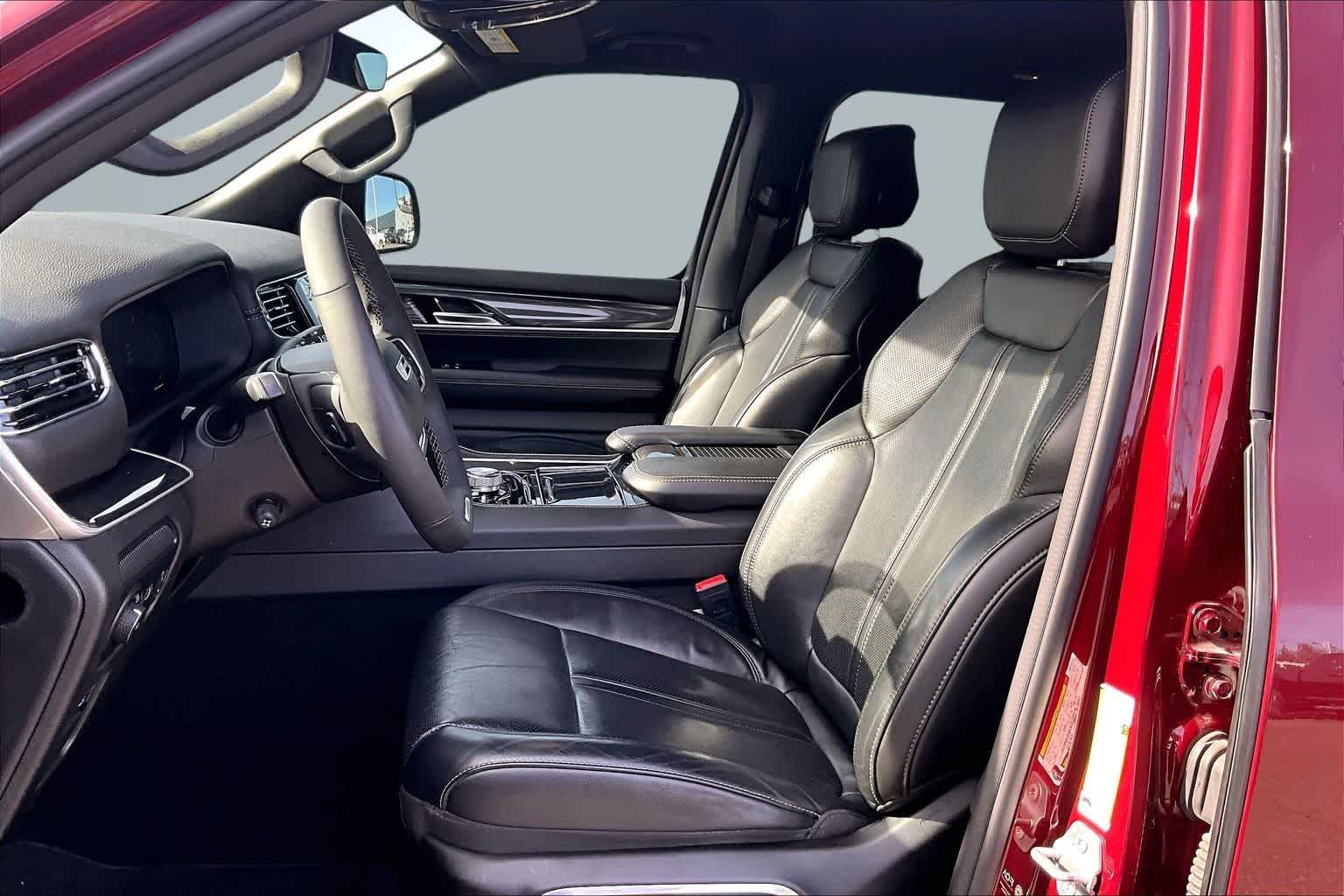 Thumbnail: 2022 Jeep Wagoneer - 11