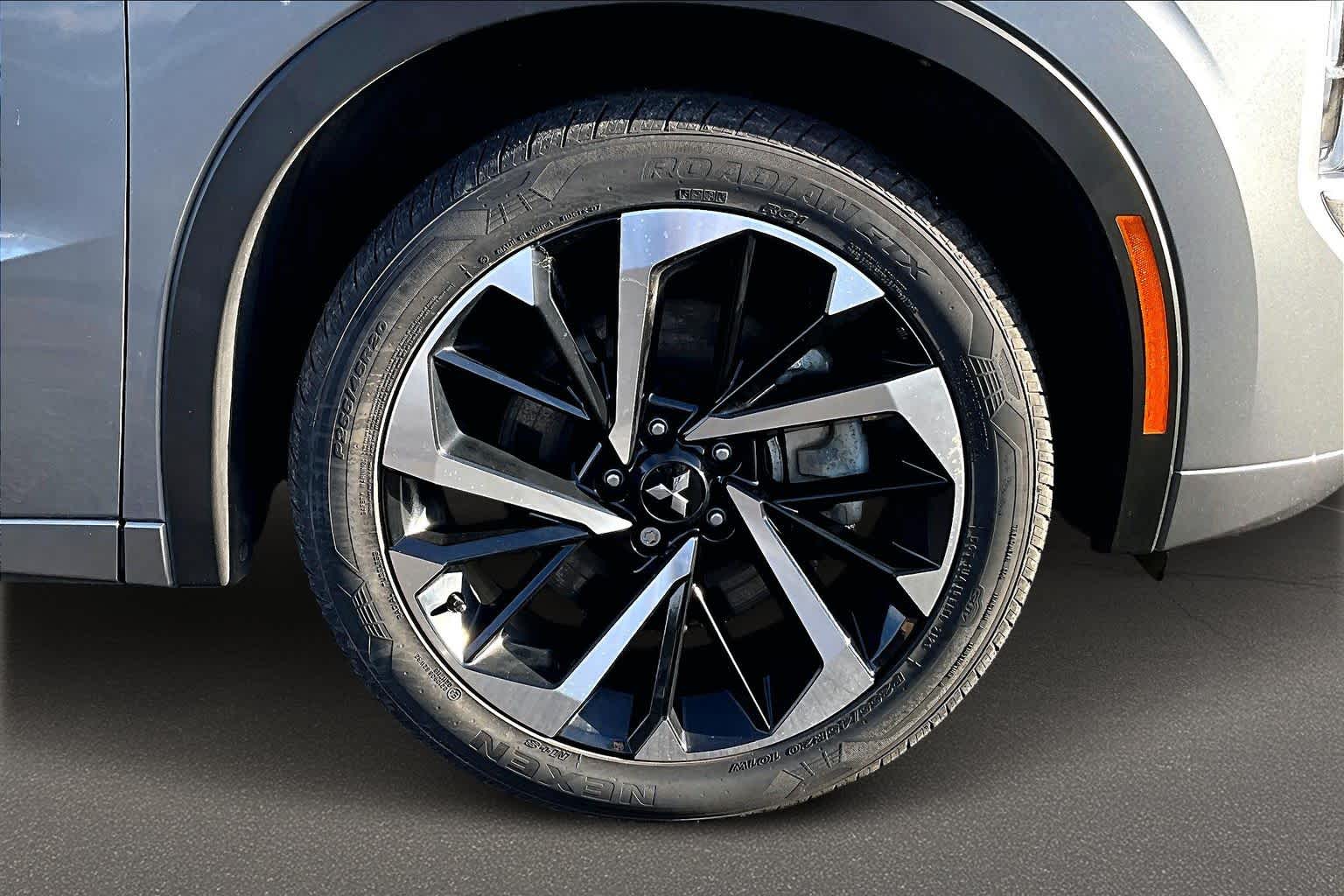 Thumbnail: 2023 Mitsubishi Outlander - 34