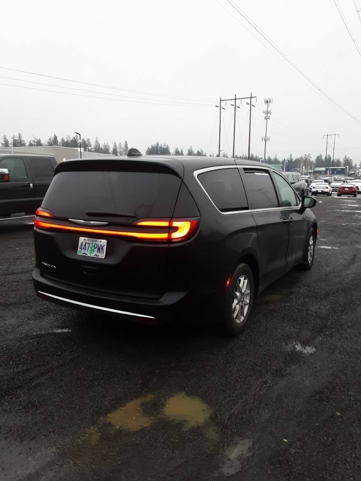 2024 Chrysler Pacifica Touring L photo 3