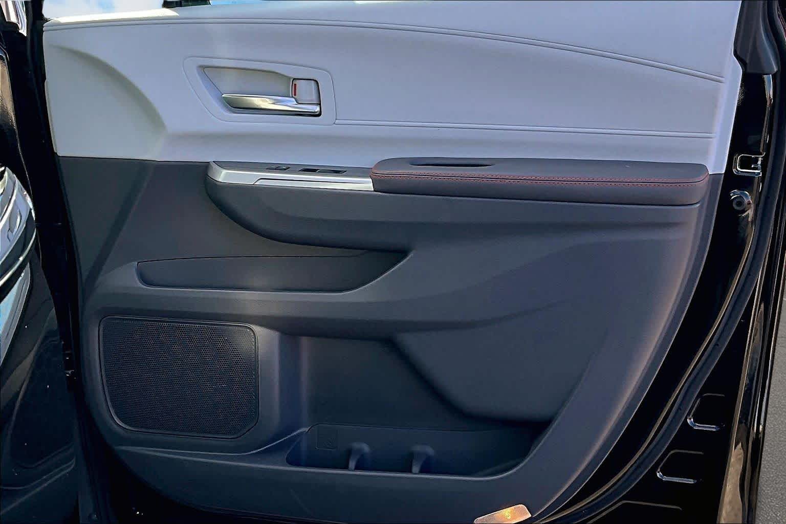 Thumbnail: 2022 Toyota Sienna - 29