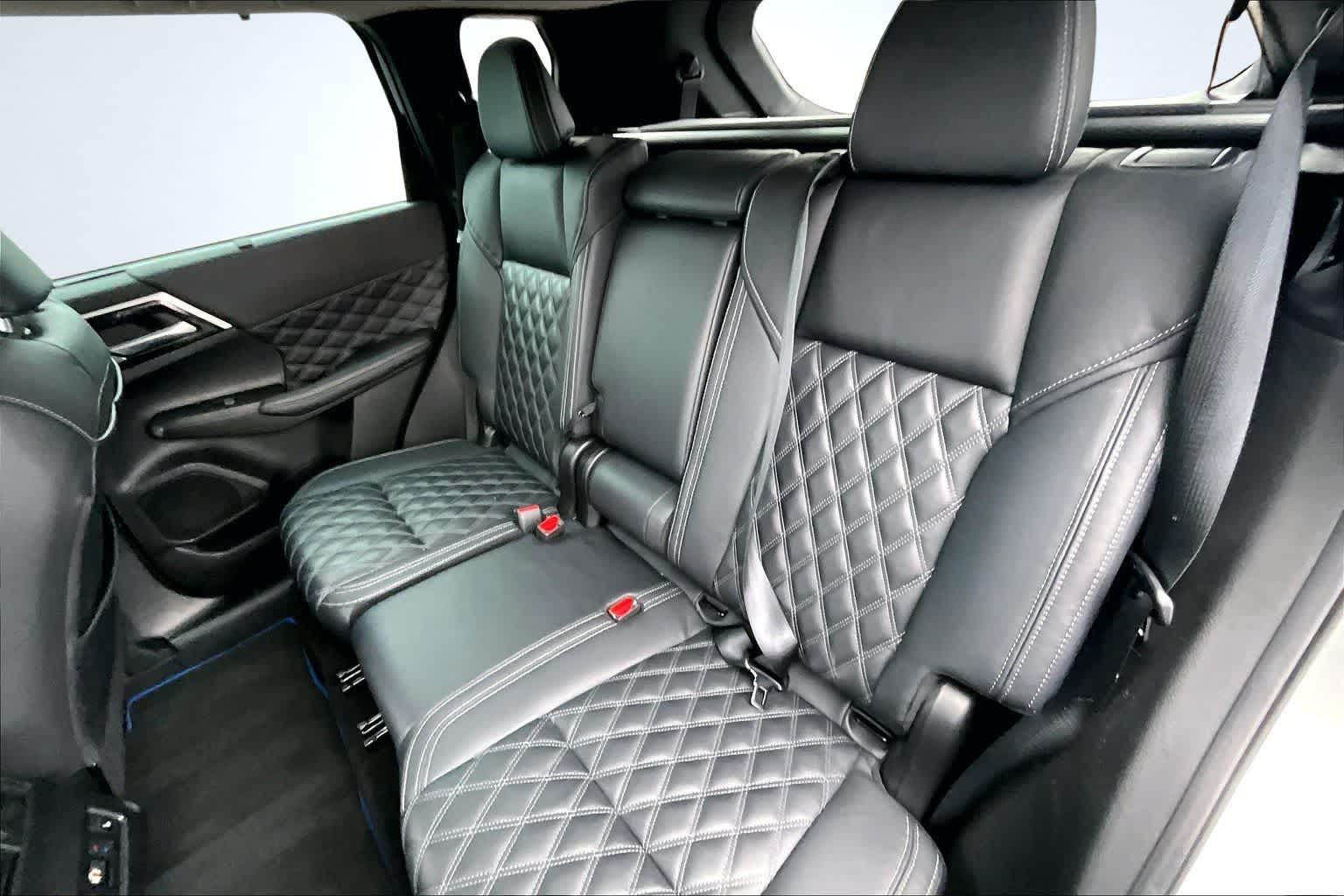 Thumbnail: 2023 Mitsubishi Outlander - 13