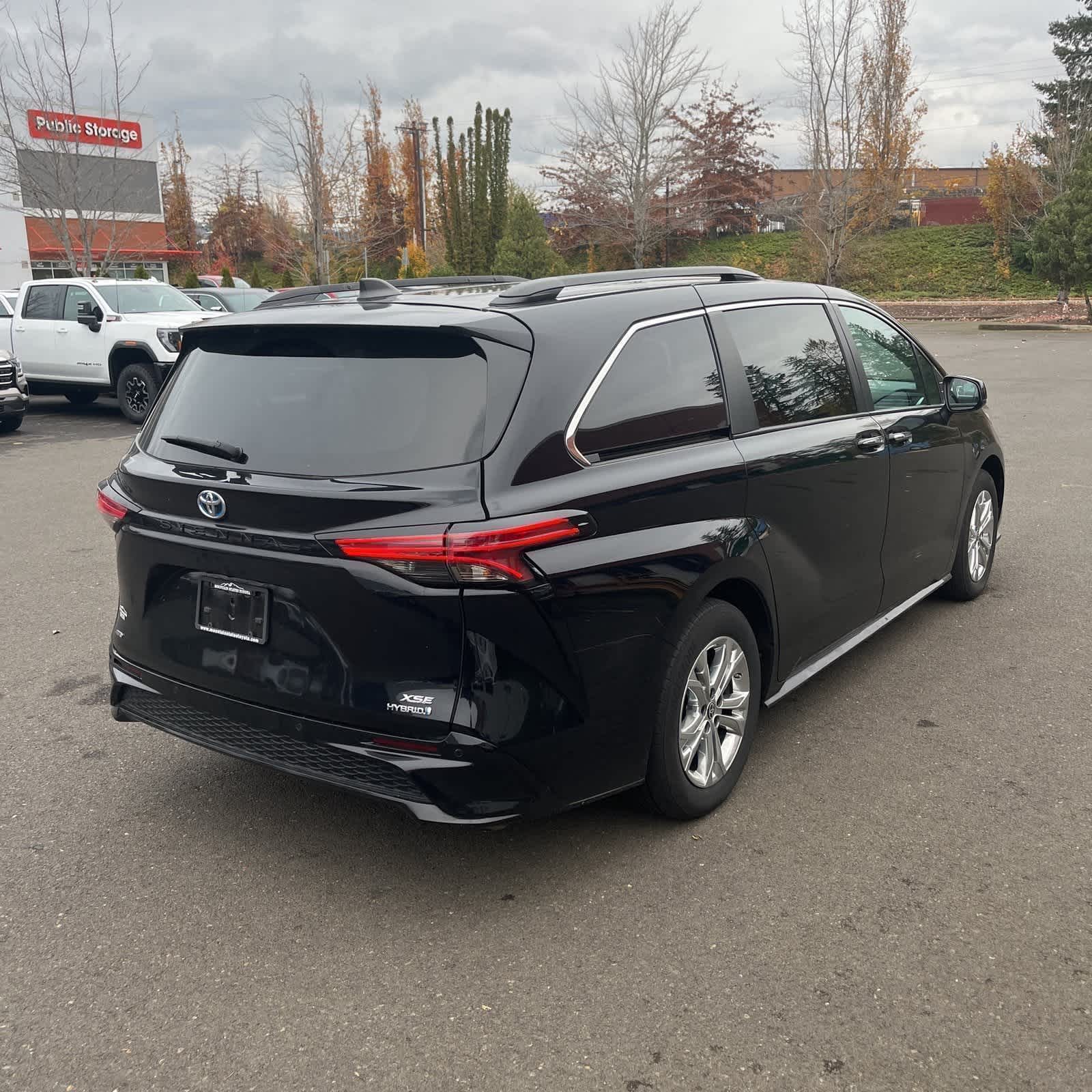 2022 Toyota Sienna XSE photo 2