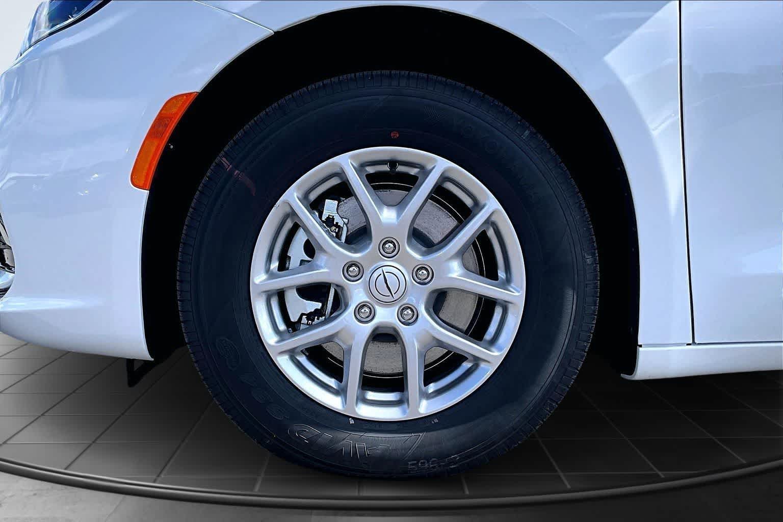 Thumbnail: 2026 Chrysler Pacifica - 8