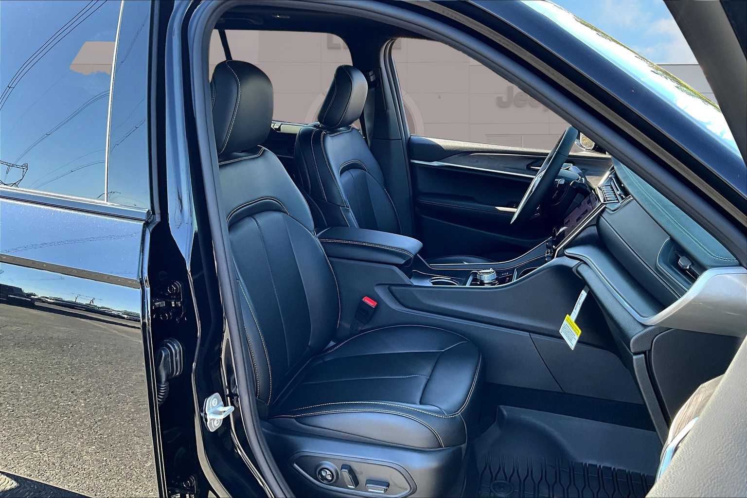 Thumbnail: 2025 Jeep Grand Cherokee - 14