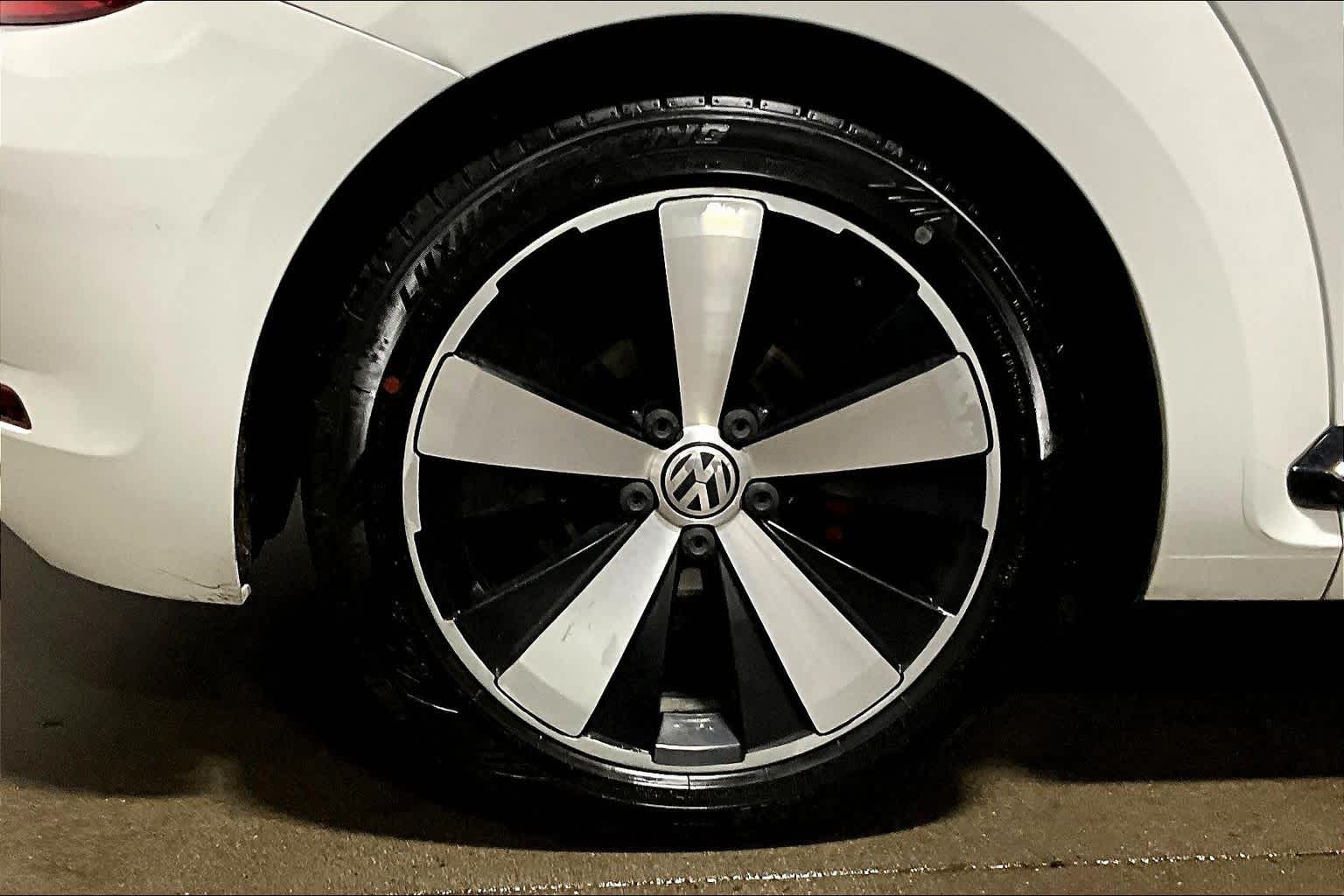 Thumbnail: 2015 Volkswagen Beetle - 34