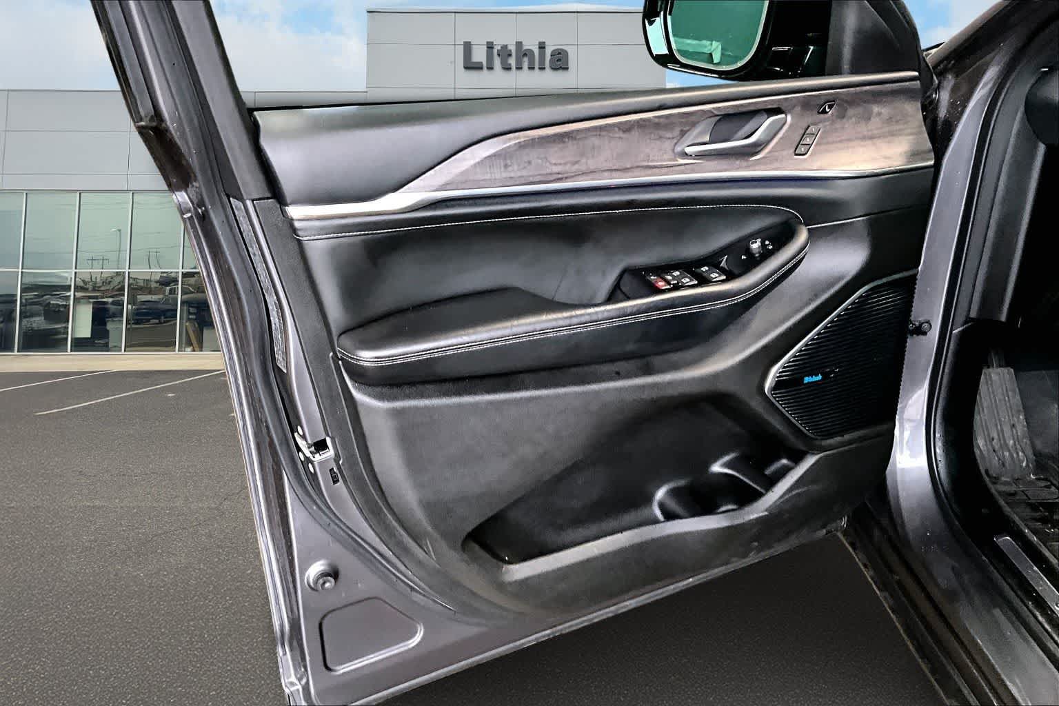 Thumbnail: 2022 Jeep Grand Cherokee - 28