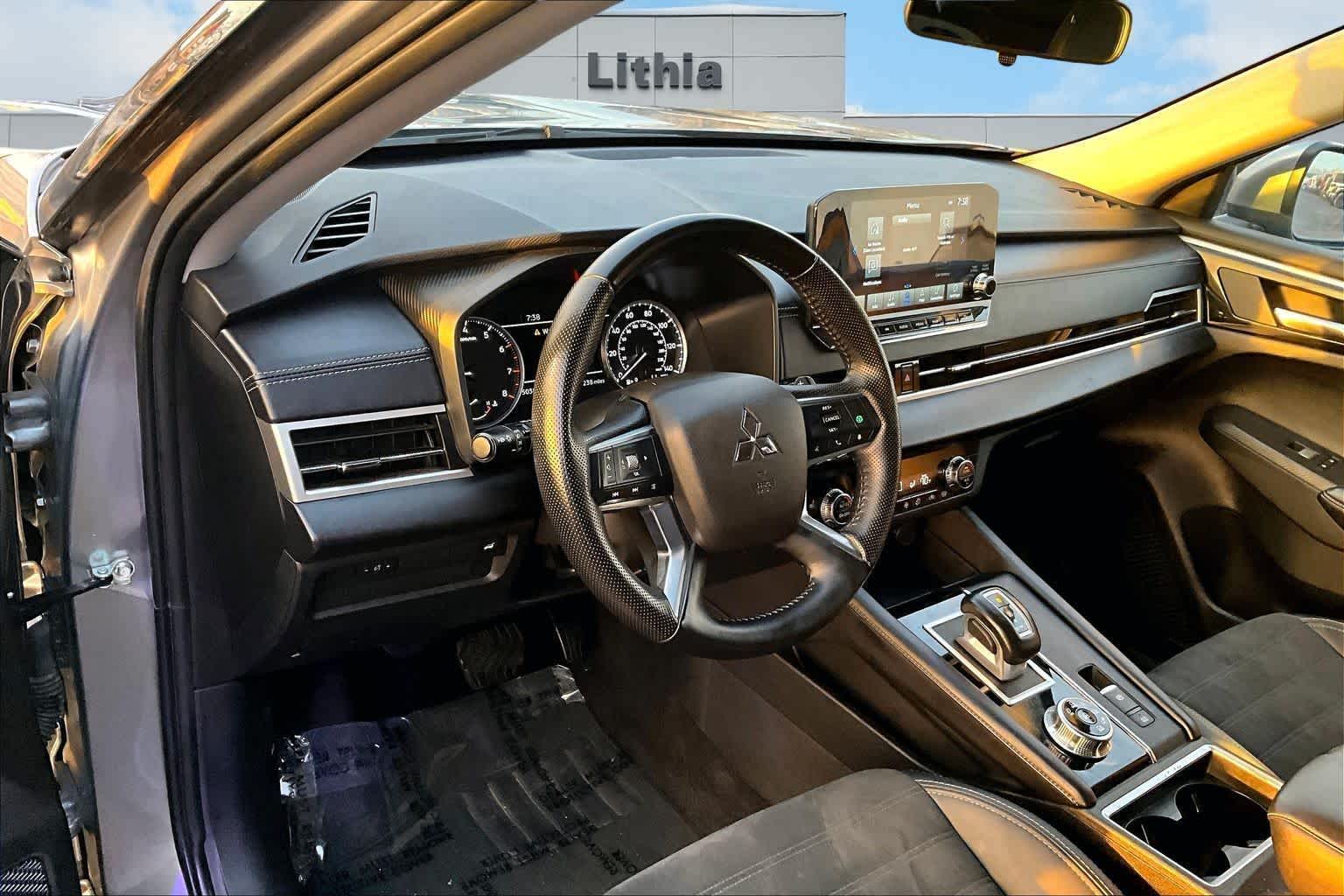 Thumbnail: 2024 Mitsubishi Outlander - 2