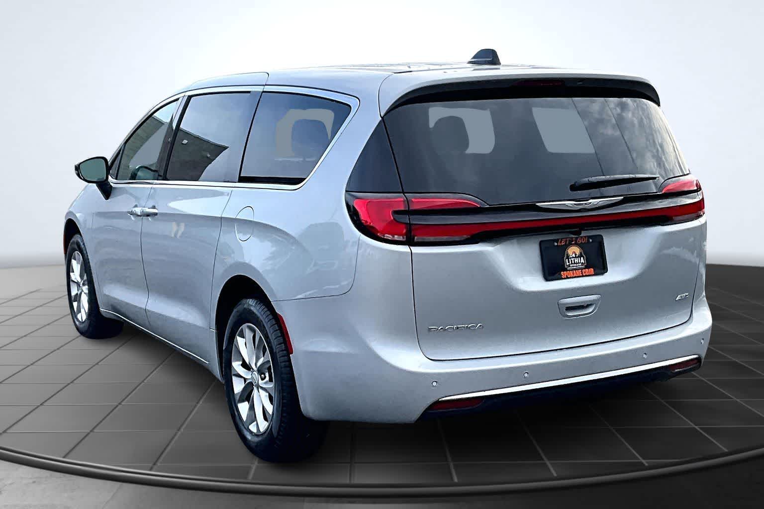 Thumbnail: 2026 Chrysler Pacifica - 4