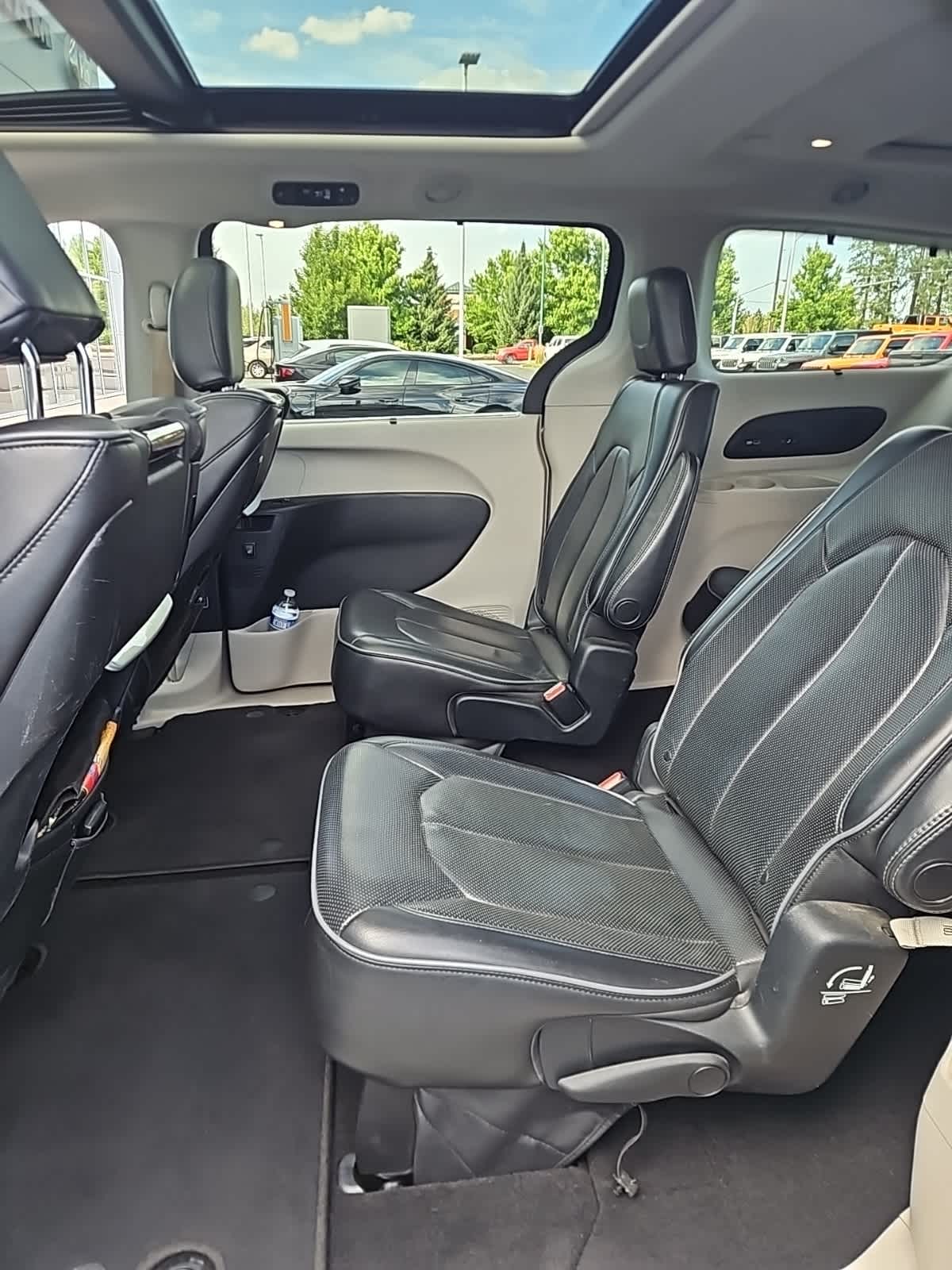 Thumbnail: 2017 Chrysler Pacifica - 8