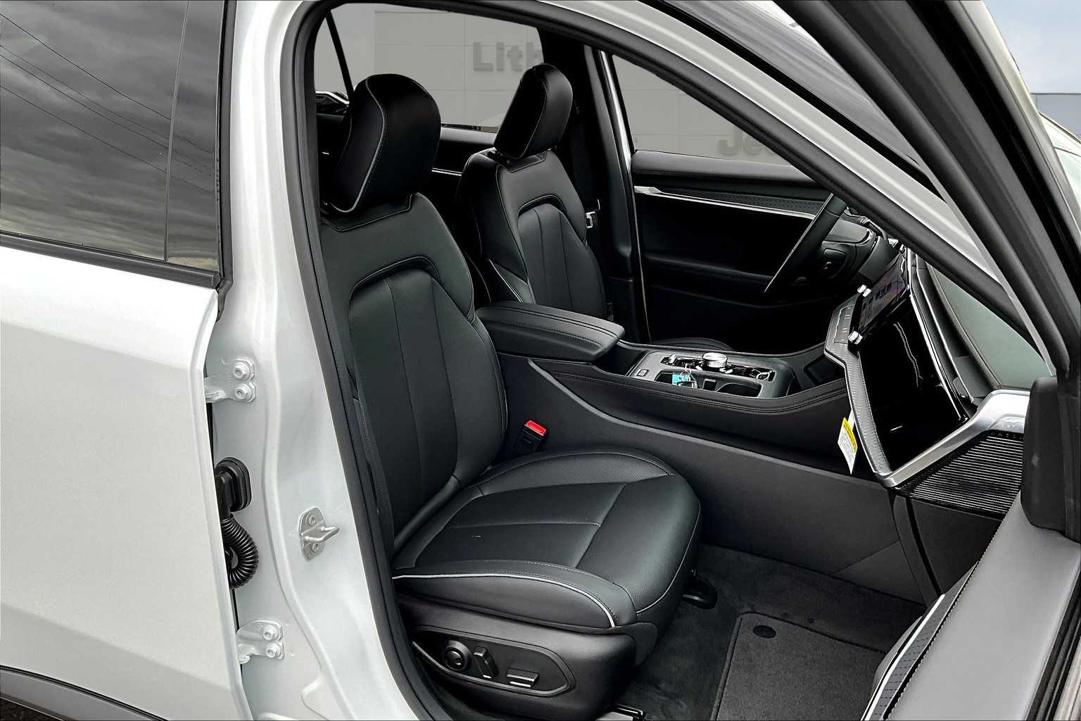 Thumbnail: 2025 Jeep Wagoneer S - 14