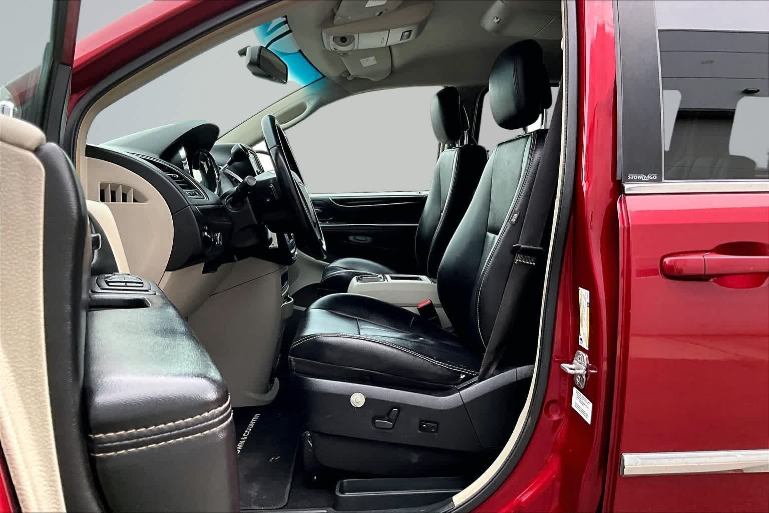 Thumbnail: 2012 Chrysler Town & Country - 11