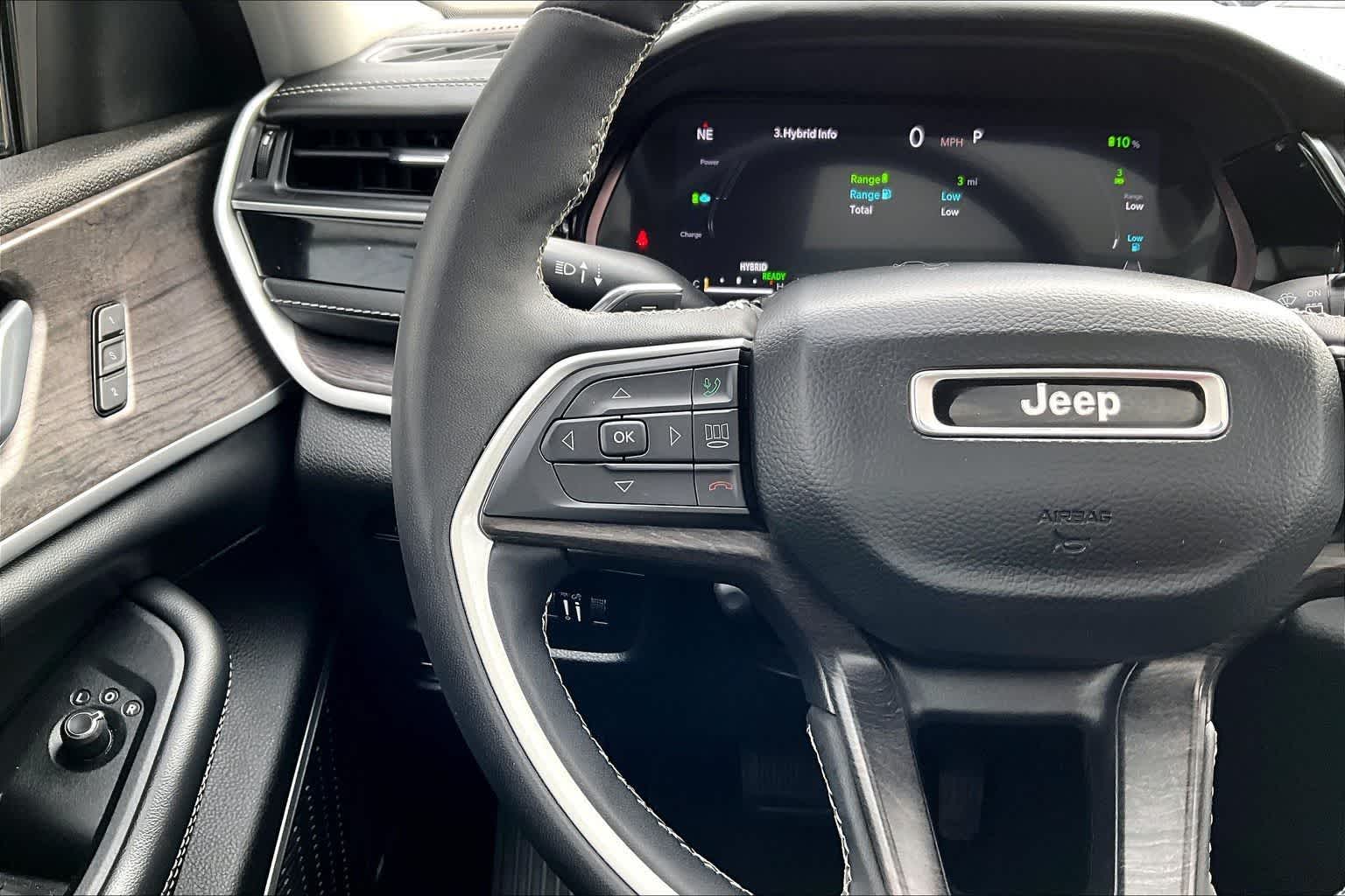 Thumbnail: 2022 Jeep Grand Cherokee - 24