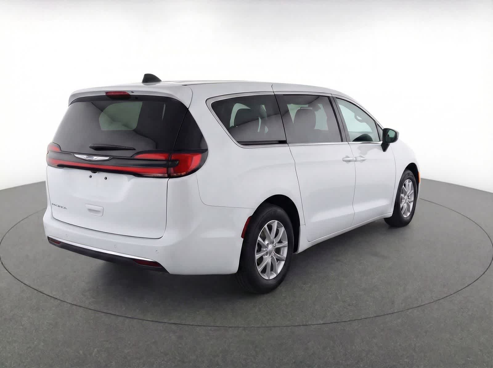 Thumbnail: 2024 Chrysler Pacifica - 4