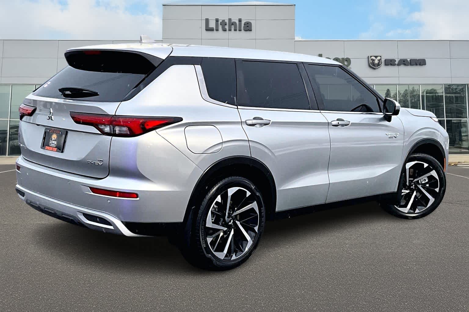 Thumbnail: 2023 Mitsubishi Outlander - 23