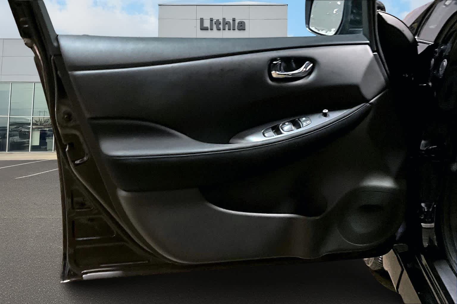 Thumbnail: 2022 Nissan Leaf - 28